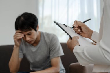 Psikolog hastayla konuşur ve tedaviyi not eder. Hasta depresyonda, hayal kırıklığına uğramış, üzgün ve stresli, hayatın sorunlarından rahatsız..