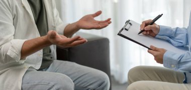 Profesyonel psikolog adam stresli ve hayal kırıklığına uğradı. Hastalar sorunları tartışıyor ve semptomları psikiyatri kliniğine ya da hastaneye bildiriyorlar..