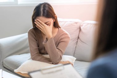 Stresli Asyalı gençler bir psikiyatrist ya da psikiyatrist tarafından psikiyatri kliniğinde ya da hastanede tedavi edilir. Hastalar depresyon, stres, asabiyet ve yaşam sorunu belirtileri bildirdiler.