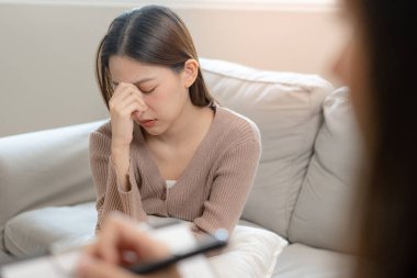 Stresli Asyalı gençler bir psikiyatrist ya da psikiyatrist tarafından psikiyatri kliniğinde ya da hastanede tedavi edilir. Hastalar depresyon, stres, asabiyet ve yaşam sorunu belirtileri bildirdiler.