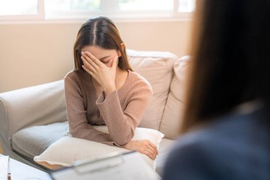 Stresli Asyalı gençler bir psikiyatrist ya da psikiyatrist tarafından psikiyatri kliniğinde ya da hastanede tedavi edilir. Hastalar depresyon, stres, asabiyet ve yaşam sorunu belirtileri bildirdiler.