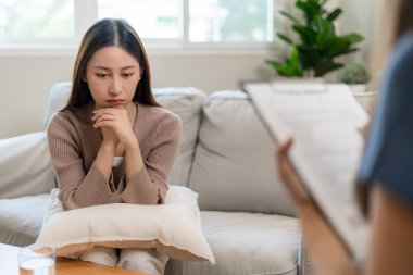 Stresli Asyalı gençler bir psikiyatrist ya da psikiyatrist tarafından psikiyatri kliniğinde ya da hastanede tedavi edilir. Hastalar depresyon, stres, asabiyet ve yaşam sorunu belirtileri bildirdiler.