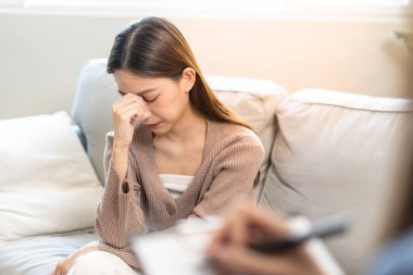 Stresli Asyalı gençler bir psikiyatrist ya da psikiyatrist tarafından psikiyatri kliniğinde ya da hastanede tedavi edilir. Hastalar depresyon, stres, asabiyet ve yaşam sorunu belirtileri bildirdiler.