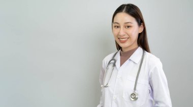 Üniformalı ve steteskoplu kadın doktor. Hastanedeki Asyalı kadın veya klinik personeli. 