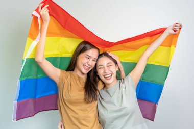 LGBT. Mutlu anlarda lezbiyen çift kucaklaşır. Gülümseyen güzel lezbiyenler..