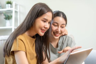 LGBT. Lezbiyen çift evde mutlu anlar geçiriyor. Gülümseyen güzel lezbiyenler..