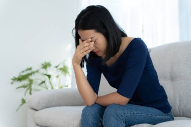 Depresyon ve akıl hastalığı. Asyalı kadın kötü haber aldıktan sonra hayal kırıklığına uğradı, üzüldü. Stresli kız mutsuz problemlerle kafası karışık, erkek arkadaşıyla tartışıyor, ağlıyor ve beklenmedik hamilelik için endişeleniyor..