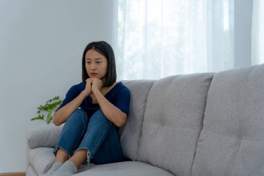 Depresyon ve akıl hastalığı. Güzel Asyalı kadın kötü haber aldıktan sonra hayal kırıklığına uğradı ve üzüldü. Stresli kızın hayattaki mutsuz sorunlarla kafası karışıyor, erkek arkadaşıyla tartışıyor.