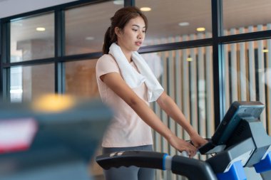 Asyalı genç kadın fitness evinde egzersiz yapıyor. Sağlık için zindelik kavramı