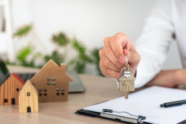 Evin anahtarı emlakçıda. Konut kredisi ve ipotek kredisi ve konut sigortası kavramı