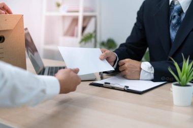 İş adamları yöneticilere ya da yöneticilere istifa mektupları gönderiyor. İstifalar, boşluklar ve iş değişiklikleri hakkında bilgi içerir.
