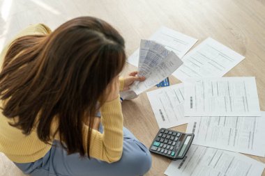 Kadınlar büyük faturalar, fatura ve kredi kartı borçları yüzünden baş ağrısı ve stres yaşıyorlar. para sıkıntısı kavramı