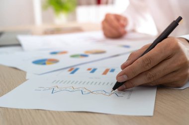 Tablolara, hesap tablolarına, grafik geliştirmesine, banka hesaplarına, istatistiklere, ekonomiye, veri analizine, yatırım analizine, borsaya bakan işadamları