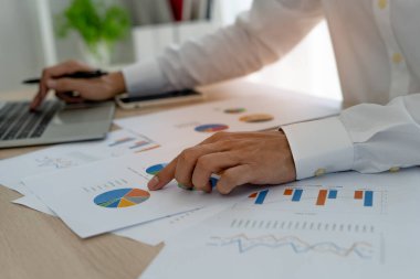 Tablolara, hesap tablolarına, grafik geliştirmesine, banka hesaplarına, istatistiklere, ekonomiye, veri analizine, yatırım analizine, borsaya bakan işadamları