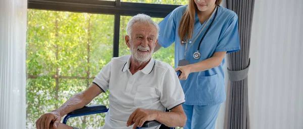 护士或医生在接受物理治疗后 使用轮椅治疗白人老年人 护理人员笑着表示支持和关心病人 老年人 养老院 退休之家 残疾人 老年人 — 图库照片