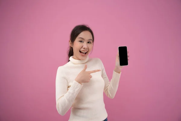 Неожиданное Лицо Вау Счастливая Азиатка Взволнована Успехом Смартфоне Экран Дисплея — стоковое фото