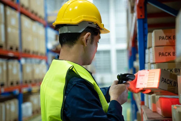 Armazém Mercadorias Caixa Varredura Trabalhador Inventário Verificar Produto Estoque Transporte — Fotografia de Stock