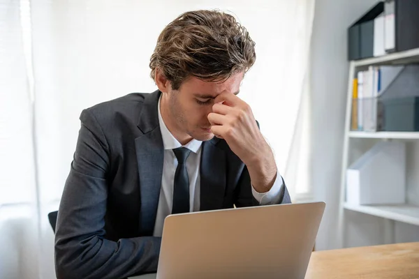 Jovens Empresários Estão Cansados Estressados Trabalhar Por Computador Homem Tem — Fotografia de Stock