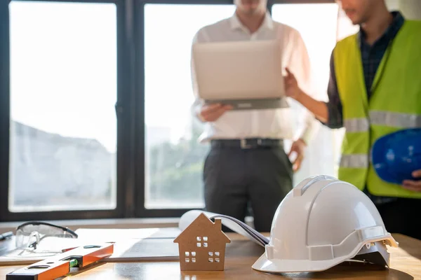 Gericht Aan Het Bureau Achter Ingenieur Bouwteam Leiders Werken Samen — Stockfoto