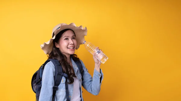 Bonita Mujer Asiática Viajera Con Maleta Sombreros Para Viajar Durante — Foto de Stock