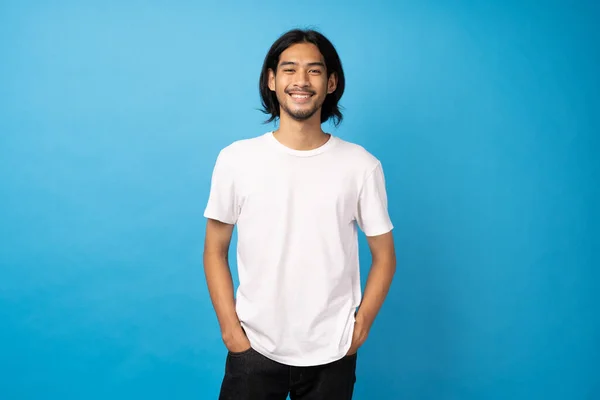 Homens Asiáticos Cabelos Compridos Usam Camisas Brancas Fixação Confiante Esfrie — Fotografia de Stock