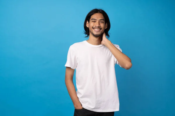 Homens Asiáticos Cabelos Compridos Usam Camisas Brancas Fixação Homens Confiantes — Fotografia de Stock