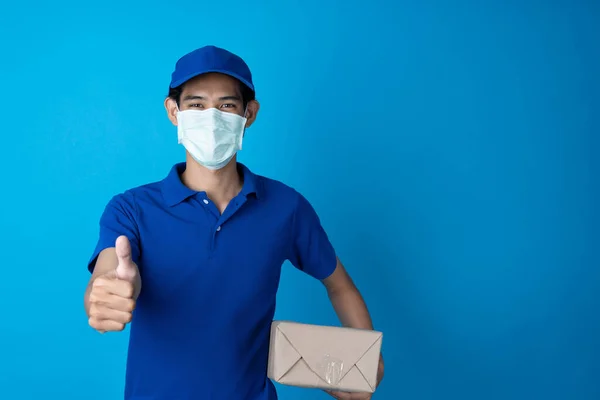 Repartidor Con Uniforme Azul Remitente Lleva Una Máscara Quirúrgica Para —  Fotos de Stock