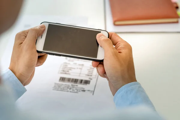 Homem Negócios Usa Seu Telefone Para Digitalizar Código Barras Para — Fotografia de Stock