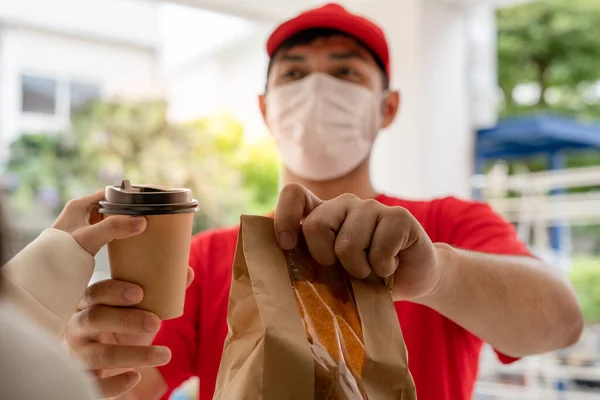 Delivery Man Usa Máscaras Protectoras Pedido Del Cliente Pan Café —  Fotos de Stock