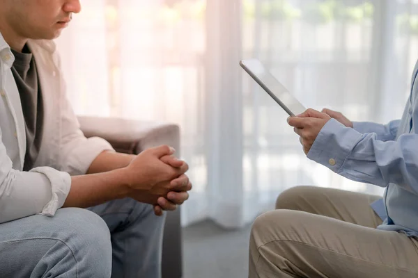 Psykologen Pratar Med Patienten Och Noterar Behandlingen Patienten Deprimerad Besviken — Stockfoto