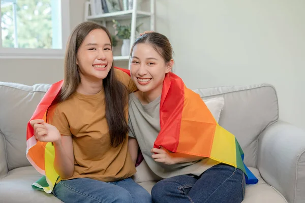 Lgbt 同性恋夫妇在家里度过了快乐时光 漂亮的女同性恋 笑容满面 — 图库照片