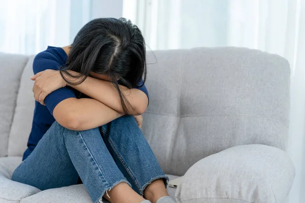 Depresyon ve akıl hastalığı. Asyalı kadın kötü haber aldıktan sonra hayal kırıklığına uğradı ve üzüldü. Stresli kızın hayattaki mutsuz sorunlarla kafası karışıyor, erkek arkadaşıyla tartışıyor..