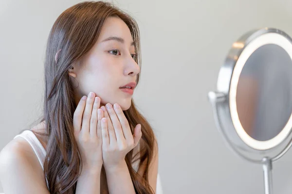 Wanita Asia Cantik Duduk Depan Cermin Wajah Seorang Wanita Yang — Stok Foto