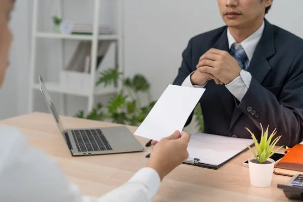 Mannelijke Werknemer Stuurt Een Ontslagbrief Naar Een Directeur Manager Omvat — Stockfoto