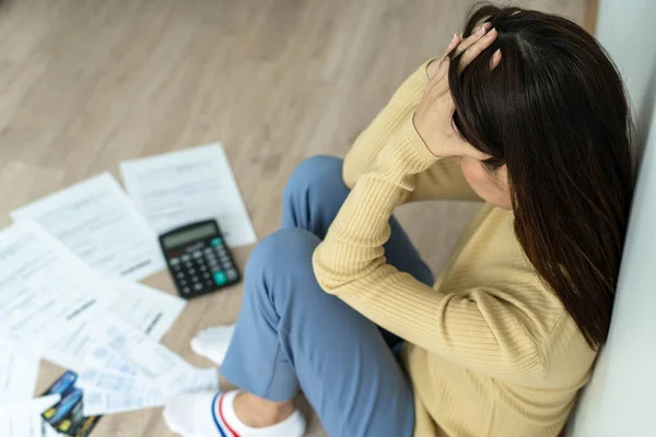 Dolor Cabeza Estrés Femenino Con Facturas Mensuales Deudas Tarjetas Crédito —  Fotos de Stock