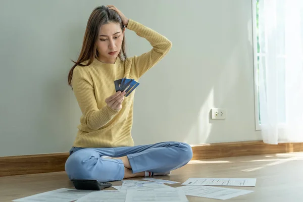 Mal Testa Femminile Stress Con Bollette Mensili Debito Con Carta — Foto Stock