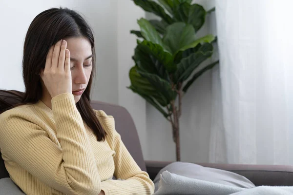 Zaklatott Migrénes Fejfájást Depressziót Vagy Hányást Érez Csalódott Ázsiai Megérinti — Stock Fotó