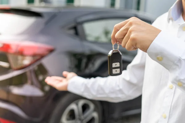 经销商把汽车钥匙给了新车主或租者 并签订了一份保险合同 — 图库照片