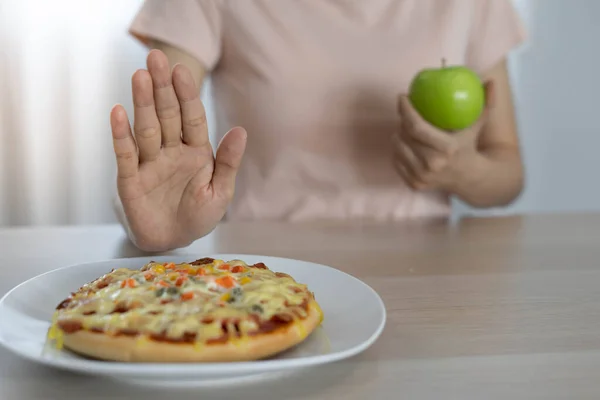 Диета Похудеть Концепция Женщина Отказывается Пиццу Выбрать Съесть Зеленое Яблоко — стоковое фото