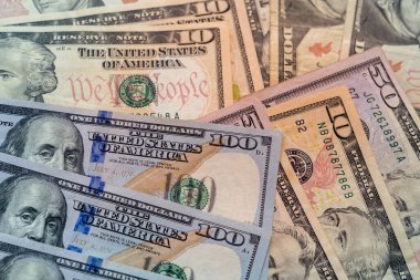 Amerikan dolarına yatırım. Dolar, Birleşik Krallık 'ın devlet insanlarını değiştirmek, satın almak, satmak, biriktirmek ve yatırım yapmak için kullanılan para birimidir..