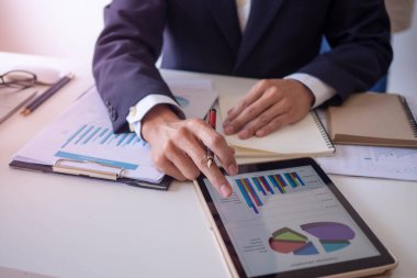 Tablolara, hesap tablolarına, grafik geliştirmesine, banka hesaplarına, istatistiklere, ekonomiye, veri analizine, yatırım analizine, borsaya bakan işadamları