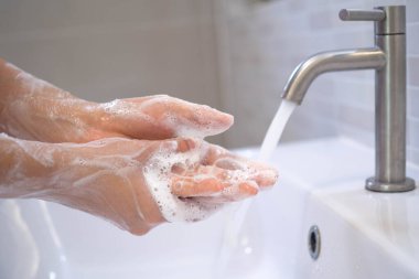 Kişisel eller sabun köpüğü ile yıkanır ve temiz suyla durulanır. Sağlığınıza.
