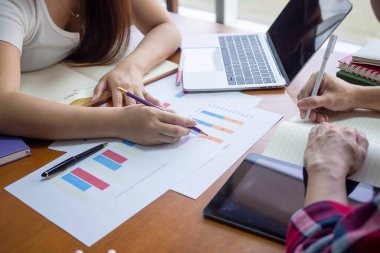 Öğrenciler sınava girmeden önce bilgi toplamak için birbirlerine yardım ederler.