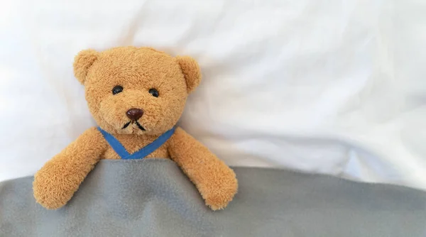 Szomorú Csalódott Plüssmackó Fekszik Ágyban Teddy Maci Beteg Sír — Stock Fotó