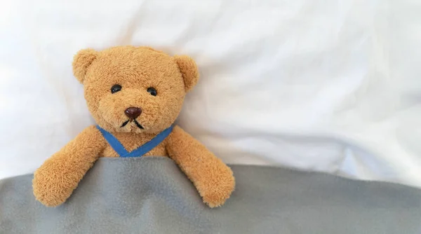 Triste Decepcionado Osito Peluche Acostado Cama Osito Peluche Está Enfermo —  Fotos de Stock