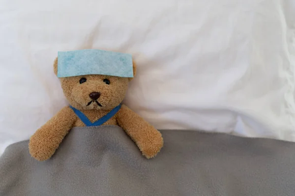 Плюшевий Ведмідь Лежить Хворий Ліжку Ведмедик Тедді Жарознижуючим Патчем — стокове фото
