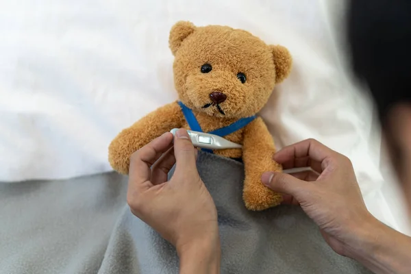 Плюшевий Ведмідь Пов Язка Термометром Концепція Хворих Травм — стокове фото