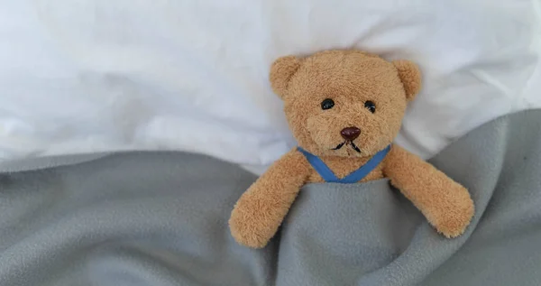 Urso Pelúcia Triste Está Doente Cama Com Desapontamento Desânimo — Fotografia de Stock