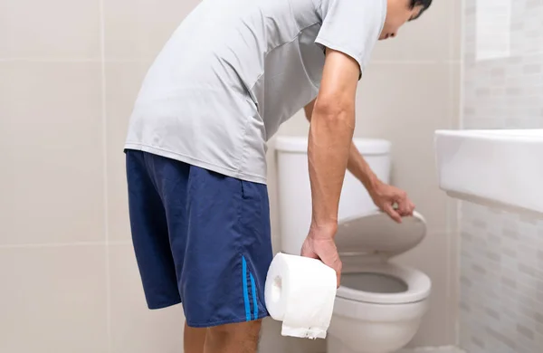 Homem Banheiro Segurando Tecidos Com Dor Estômago Grave Cãibras Estômago — Fotografia de Stock