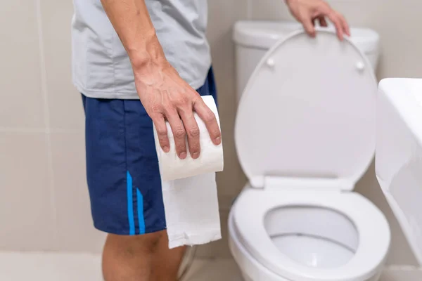 Mężczyzna Trzymający Bibułę Stoi Przed Toaletą Ból Brzucha Zapalenie Wyrostka — Zdjęcie stockowe